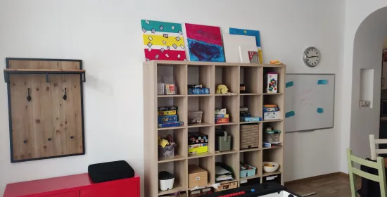 Clubraum Hillerstraße nach der Renovierung, mit neuem Boden, ausgemalten Wänden und neuen Möbeln